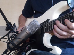 Stratocaster with microphone